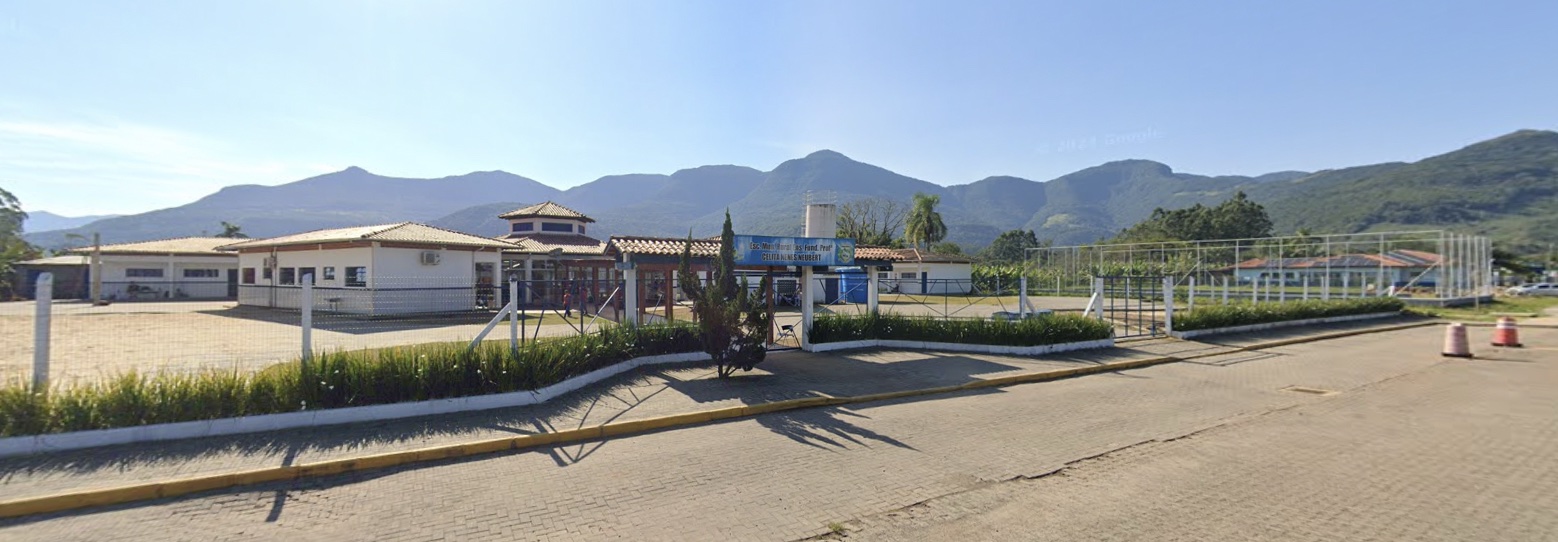 Fachada da escola, com a Serra Geral ao fundo