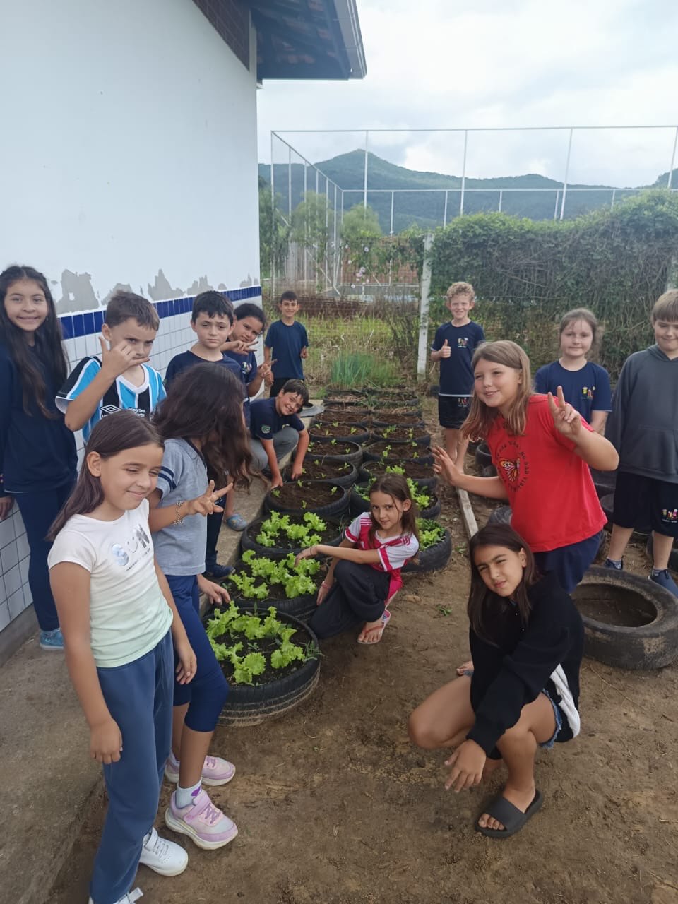 Estudantes trabalhando na horta escolar