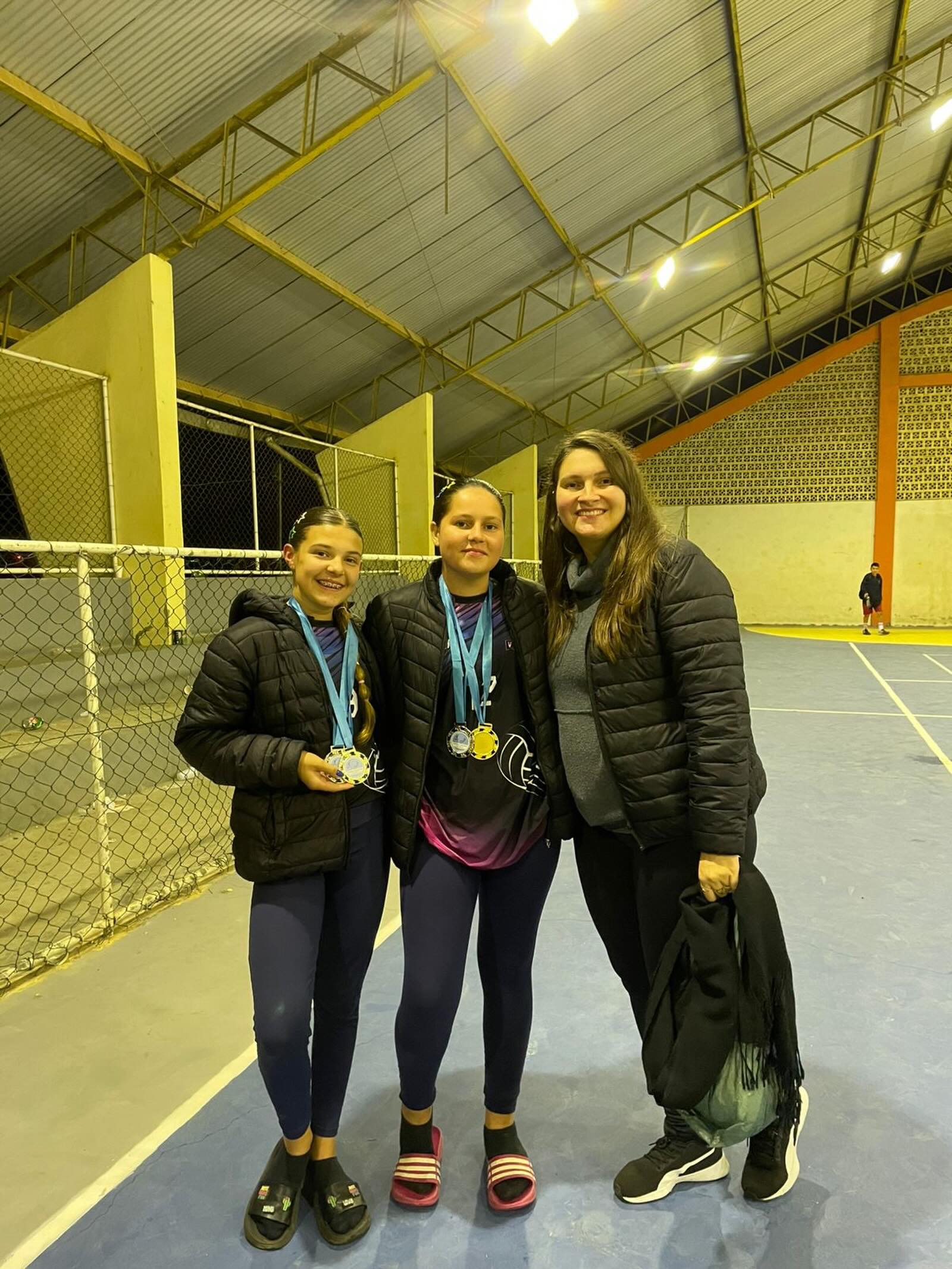 Estudantes medalhistas no torneio interescolar